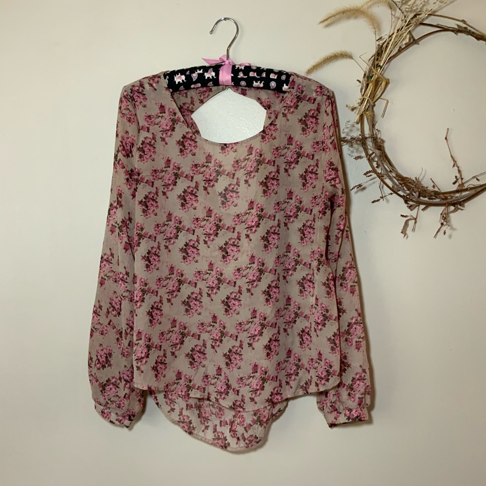 Dreamy ‘n sheer floral top with cutout detail